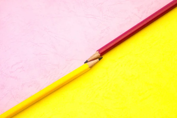 黄色とピンクの紙の背景、創造的な革新の鉛筆 — ストック写真