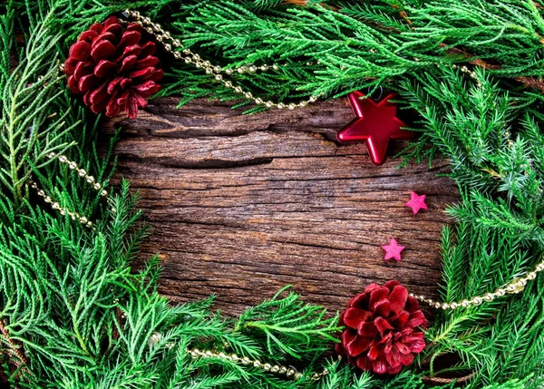 Різдвяні прикраси на дерев'яному фоні як рамка кордону з ко — стокове фото