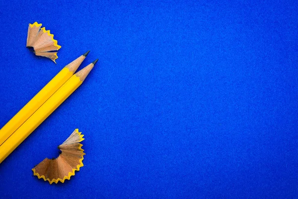 黄色の明るい青色の背景で鉛筆創造的な革新のアイデアのシンボルや教育コンセプト — ストック写真