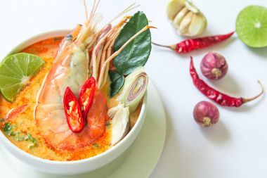 Beyaz kase, ünlü Tha karidesli Asya baharatlı çorba kadar kapatın