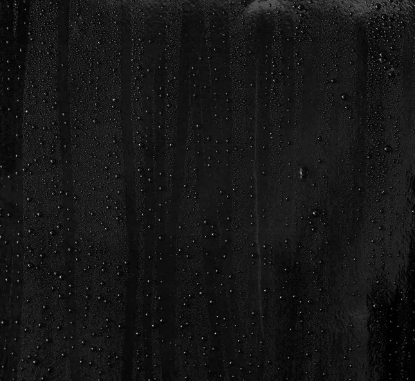 Astrarre una goccia d'acqua sulla superficie di sfondo nero lucido — Foto Stock
