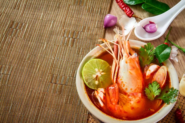 Asya baharatlı çorba kase, ünlü Tay foo karidesli kapatın