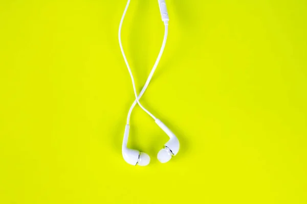 Earphone putih untuk menggunakan musik digital atau telepon pintar — Stok Foto