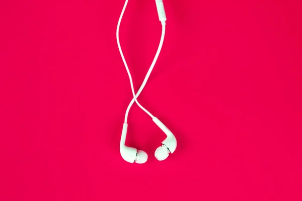 Bílá sluchátka pro použití digitálních hudebních souborů nebo chytrý telefon — Stock fotografie
