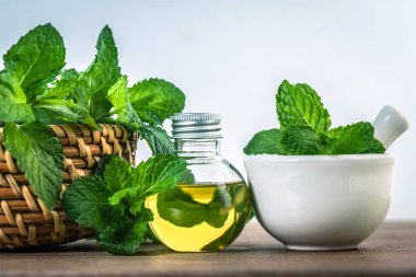 Masadaki şişedeki nane şekerinden elde edilen yağ.