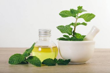Masadaki şişedeki nane şekerinden elde edilen yağ.