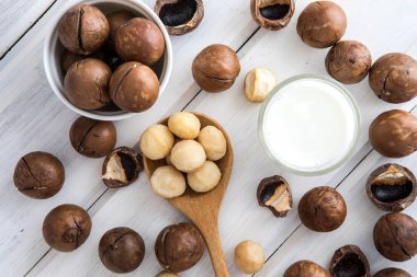 Ahşap masa, düşük yağ sağlıklı d macadamia fındık süt kadar kapatın