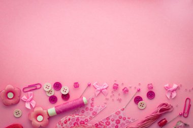  Dikiş aracı veya zanaat aracı pembe bir arka plan, üstten görünüm veya ov