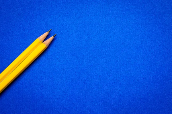 黄色铅笔在明亮的蓝色背景, 创造性的创新 i — 图库照片
