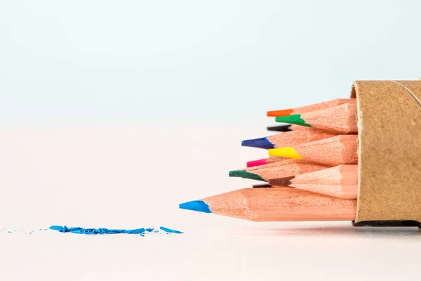 Zblízka hlavou modrá barva tužka na kreslení papíře, cr — Stock fotografie