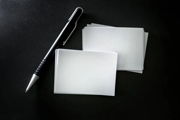 L'impilamento di mockup vuoto biglietto da visita bianco con eleganza p — Foto Stock