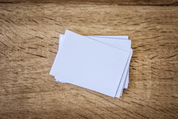 El apilamiento de la maqueta vacía tarjeta de visita blanca en la espalda de madera — Foto de Stock