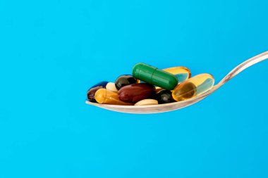 Renkli tıbbi destek ve kırmızı kalpli ilaç hapları.