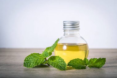 Masadaki şişedeki nane şekerinden elde edilen yağ.