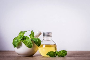 Masadaki şişedeki nane şekerinden elde edilen yağ.