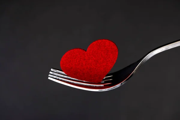 Kształt czerwone serce srebrny widelec, romans miłość jadalnia lub hea — Zdjęcie stockowe