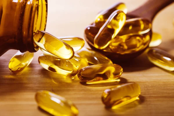 Tutup vitamin D dan suplemen kapsul minyak ikan Omega 3 — Stok Foto