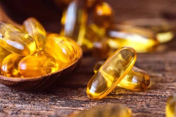 Tutup vitamin D dan suplemen kapsul minyak ikan Omega 3 — Stok Foto