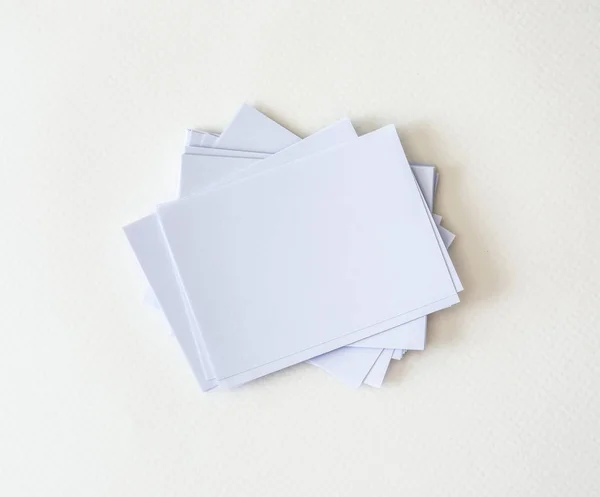 Un apilamiento de maqueta vacía tarjeta de visita blanca en el papel blanco b — Foto de Stock