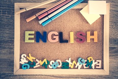Pin tahtası arkaplanındaki renkli ENGLISH kelime alfabesi, Englis