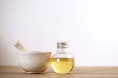 Masadaki şişedeki nane şekerinden elde edilen yağ.