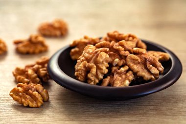 Cevizleri kapatın, Juglans rejimi, mükemmel bir kaynak. 