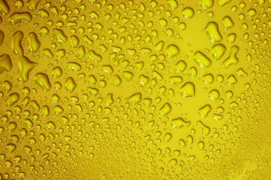 Taze sarı arka planda soyut su damlası