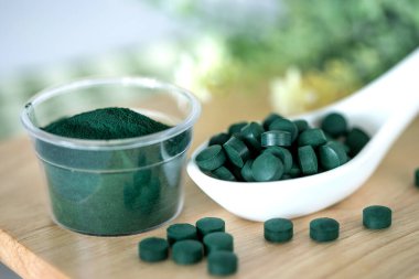 Sarmal tozu ve spirulina haplarını kaşıkla kapat.