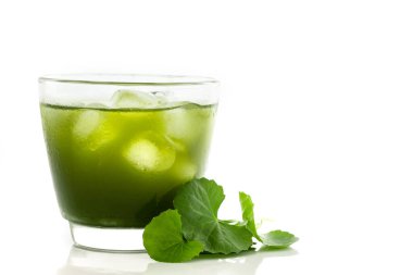 Taze yeşil Gotu kola, Centella asiatika yaprağı ve beyaz üzerine meyve suyu.