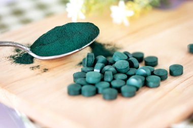 Sarmal tozu ve spirulina haplarını kaşığa doldur.