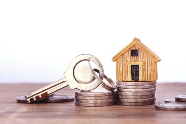 Ev yapımı para yığını üzerine ev modelliği yapan yeri kapat.