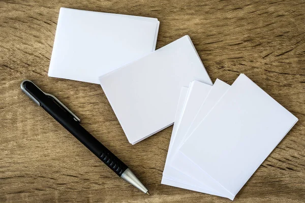 Almacenamiento de una tarjeta blanca de visita con un bolígrafo elegante. — Foto de Stock