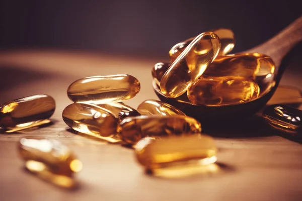 Tutup vitamin D dan suplemen kapsul minyak ikan Omega 3 — Stok Foto