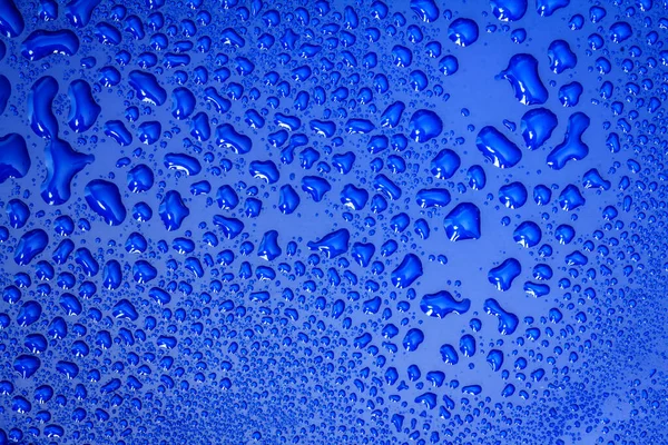 Abstrakt vatten droppe på ytan av färsk blå bakgrund — Stockfoto