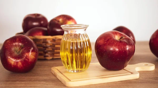 Tutup buah apel merah dan jus sari apel cuka, Membantu — Stok Foto