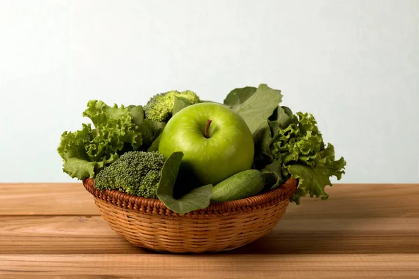 Cerrar la manzana verde con vegetales verdes mezclados para un org saludable. —  Fotos de Stock