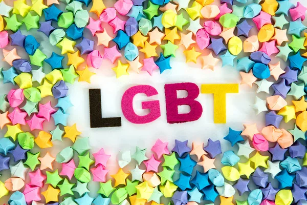 LGBT harfleri renkli yıldız p ile beyaz arkaplan üzerine yerleştirildi — Stok fotoğraf