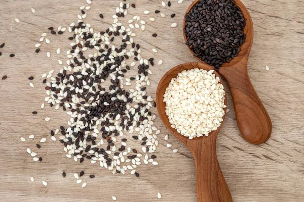 Bio schwarzer und weißer Sesam im Holzlöffel, gesund — Stockfoto