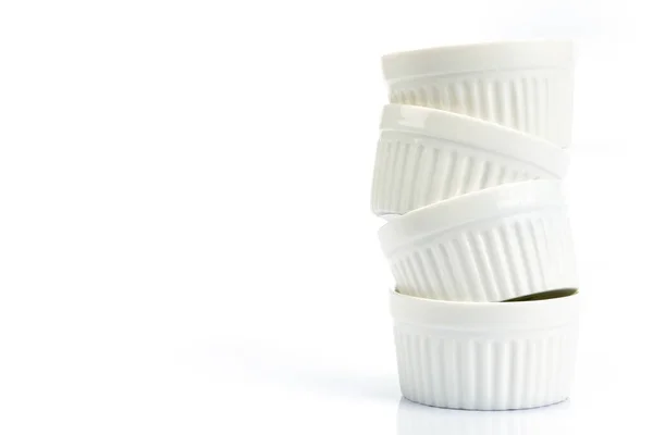 El apilamiento de la pequeña taza de panadería blanca sobre fondo blanco — Foto de Stock