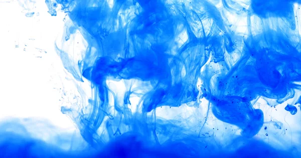 Chiudere una goccia di colore blu in acqua, movimento astratto spostare — Foto Stock