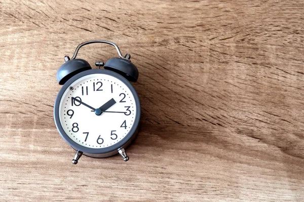 Relógio de alarme em fundo de madeira marrom, uma conce gerenciamento de tempo — Fotografia de Stock