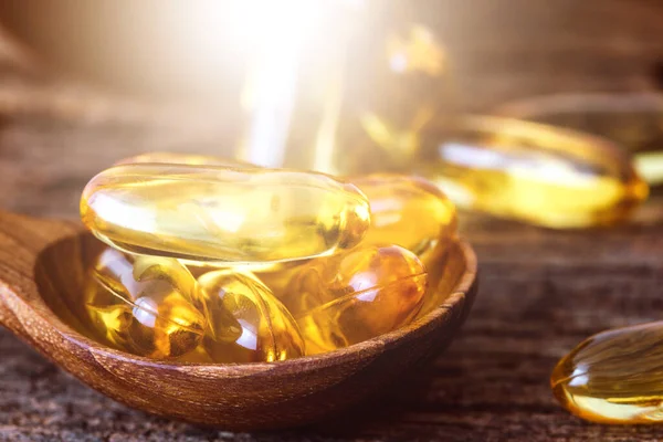 Tutup vitamin D dan suplemen kapsul minyak ikan Omega 3 — Stok Foto