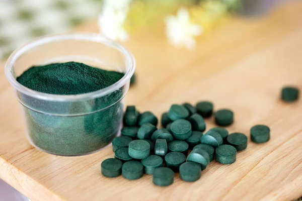 Sarmal tozu ve spirulina haplarını kaşığa doldur.