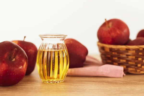 Tutup buah apel merah dan jus sari apel cuka, Membantu — Stok Foto