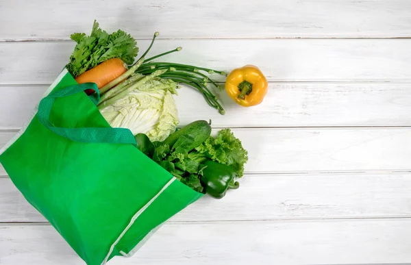 Cerrar una bolsa de comestibles verdes de verduras verdes orgánicas mixtas — Foto de Stock