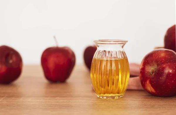 Close up frutta rossa di mele e succo di aceto di mele, Aiuta Immagine Stock