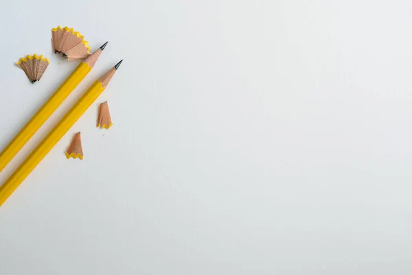 Žlutá tužka na bílém pozadí kreslicího kleště, kreativní inovace — Stock fotografie