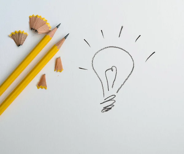 La matita gialla con disegnata a mano una lampadina, innov creativo — Foto Stock