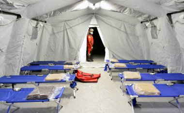 İlk AID için boş bir hastane çadırı, Corona Virüsü olan hastalar için mobil bir Kızıl Haç ünitesi. Salgın hastalık bulaşmış insanlar için kamp odası..