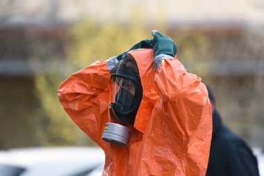 Kurtarma ekibi bir enfeksiyon bölgesinden çıkıyor ve dezenfekte ve temizliğe maruz kalıyor. Antikontaminasyon elbiseli doktorlar ve itfaiyeciler Corona Virüsü 2019-Ncov epidemisine karşı savaşıyorlar..